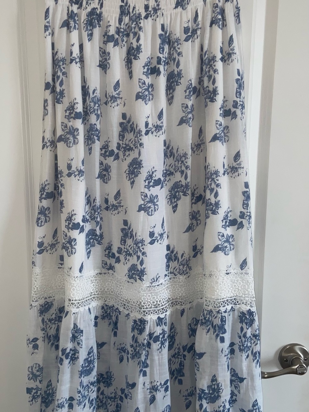 Gee Blue & White Floral Lace
Trim Midi Skirt - Size L (Worn 2x)